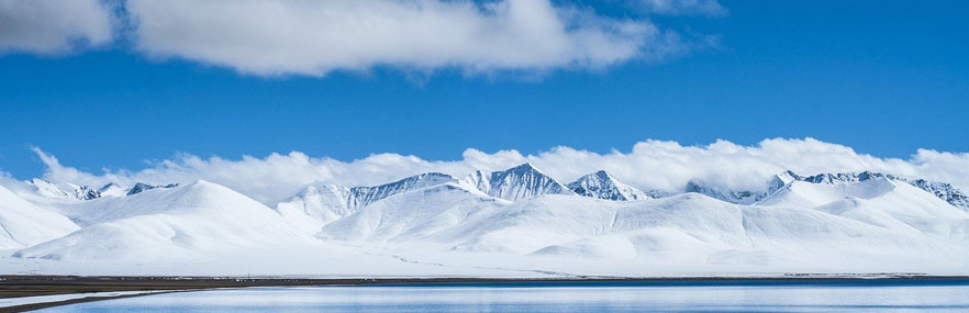Antarktis mit weißen Bergen
