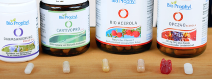 BioProphyl Produktgläser, Kapseln, ein Gummibärchen und eine Tablette