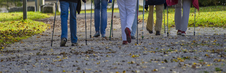 Spaziergänger mit Nordic-Walking-Stöcken