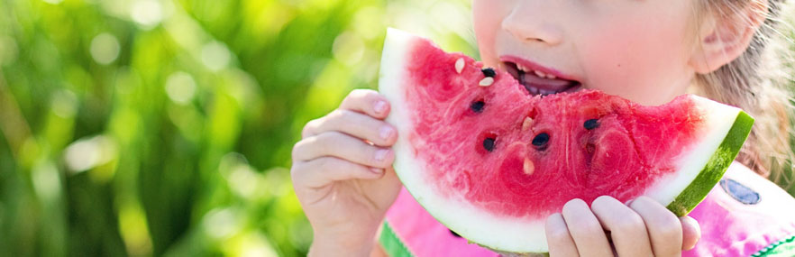 Kleines Mädchen isst Wassermelone