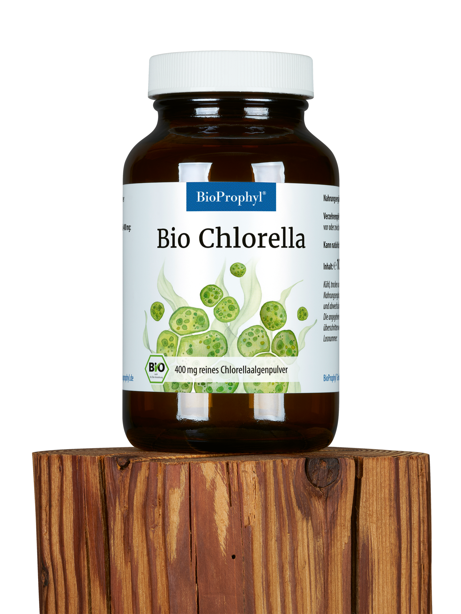 BIO Chlorella Glas auf einem Holzsockel