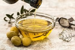 Schale mit Olivenöl